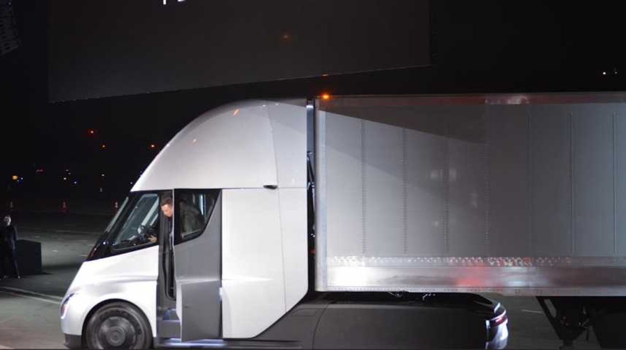 Tesla dévoile son semi-remorque électrique et futuriste