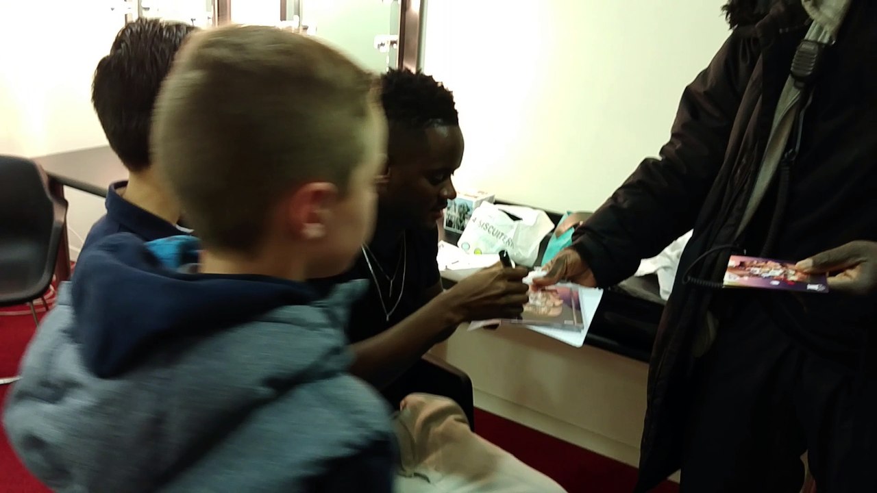 Black M signe des autographes pour Eliaz et Jules