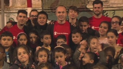 Andrés Iniesta visita a niños en situación de pobreza infantil en Barcelona