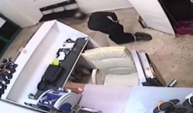 Film senaryolarını aratmayan sahte soygun güvenlik kamerasında