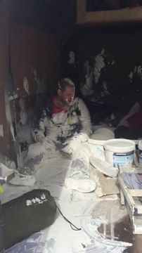 Cet ouvrier regrette un peu d'avoir voyagé à l’arrière de la camionnette... avec les pots de peinture