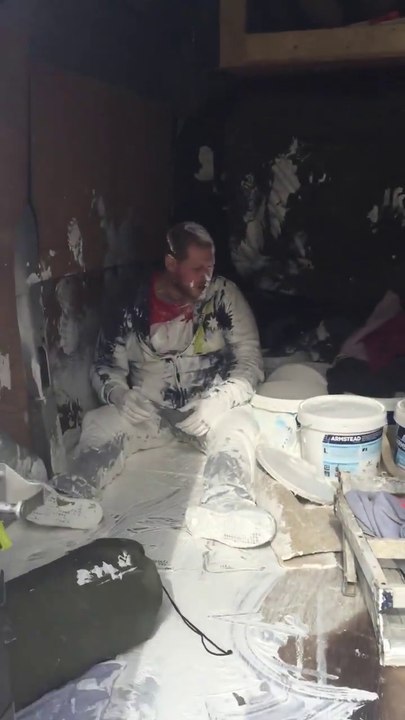Cet ouvrier regrette un peu d'avoir voyagé à l’arrière de la camionnette... avec les pots de peinture