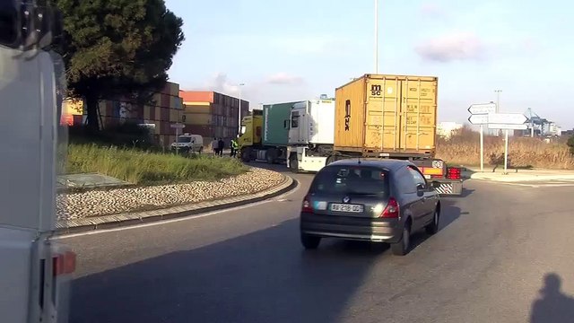A Fos, les dockers empêchent les poids lourds de charger