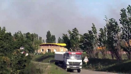 Après une nuit passée sur place, les pompiers terminent de noyer le feu à Provence recyclage