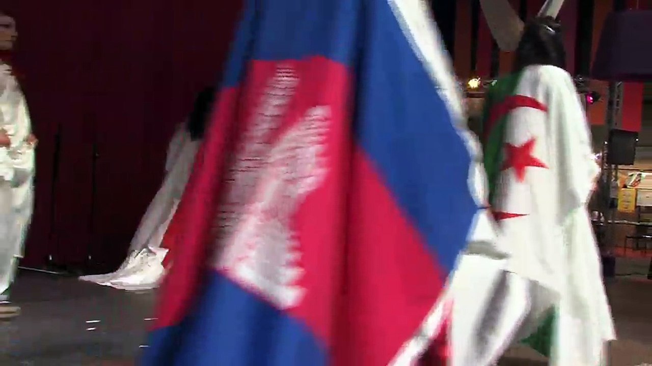 SDJ 2011. C'est ça ! Un défilé de mode sur la scène de l'espace Maisons de Quartiers.