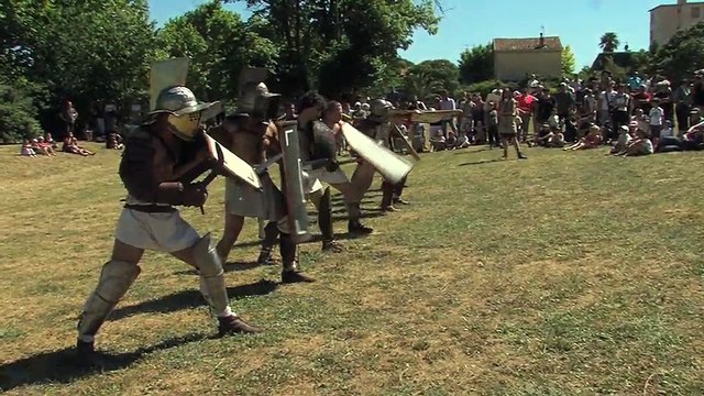 Temps Fort en Mai. Les gladiateurs s'entraînent au Parc du Prieuré.