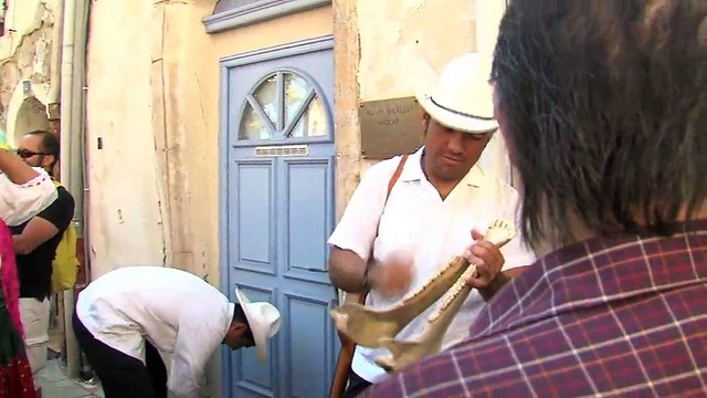 Festival de folklore: Incroyable, Les Mexicains jouent avec des mâchoires d'ânes (vidéo)