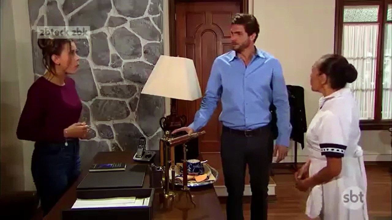 Um Caminho Para o Destino - Carlos fica surpreso ao ver que Fernanda está trabalhando para Sr. Fernando