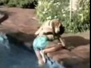 Chien & la petite fille a la piscine