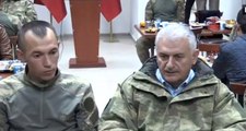 Başbakan Yıldırım, Kamuflaj Giyip Dağlıca'da Askerlerle Kumanya Yedi