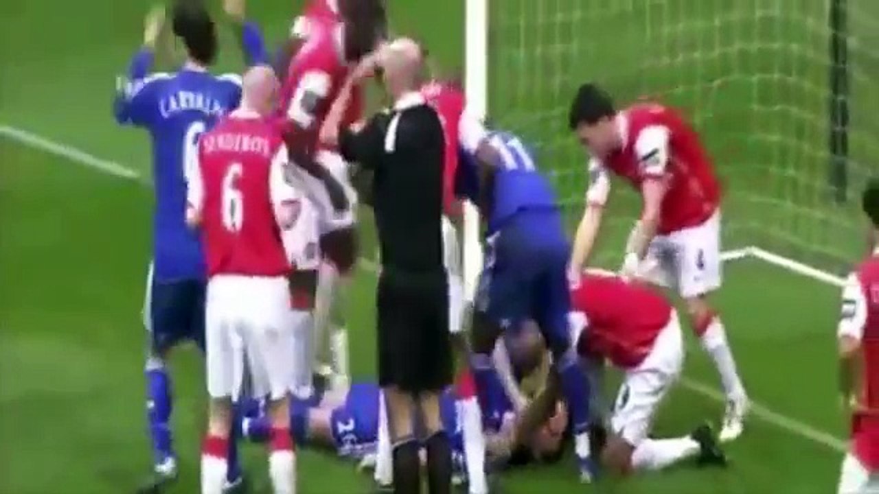 14 lances mais violentos do futebol mundial ◆ Lances Brutais no campo