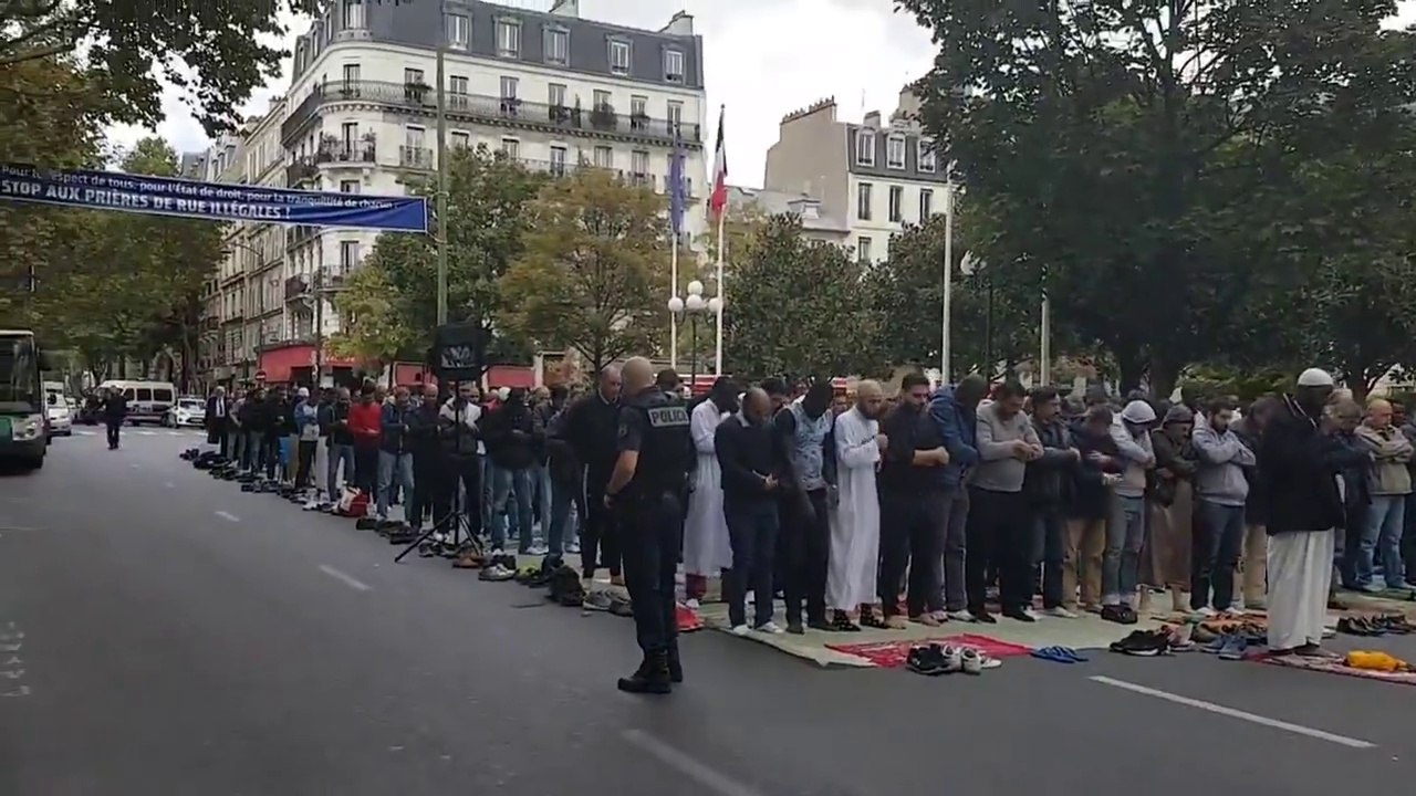 Une prière de rue protégée par la police en France