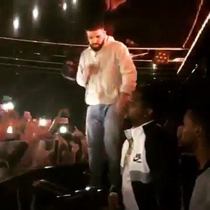 Drake menace un homme qui tripote des spectatrices