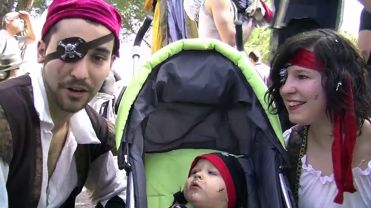 La famille "pirate" défile au carnaval de Port-Saint-Louis. (images Sabine Riou)