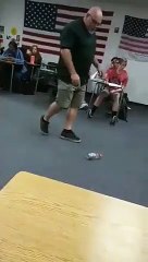 Ce prof fait une véritable démonstration de force et d'adresse à ses élèves, c'est vraiment lui le Boss