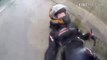 Ce motard essaie de proteger sa copine pendant leur chute à moto sur l'autoroute... Beau geste