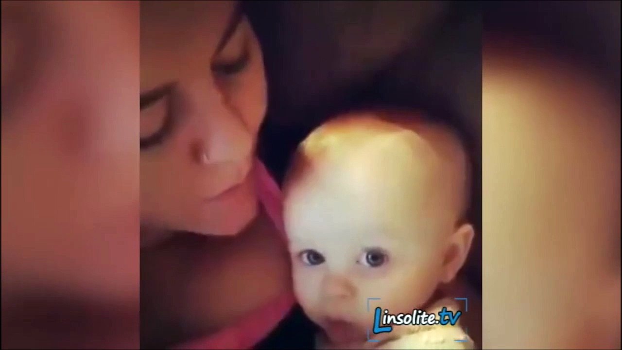 Ce bébé adorable essaie de dire Je t'aime à sa maman...