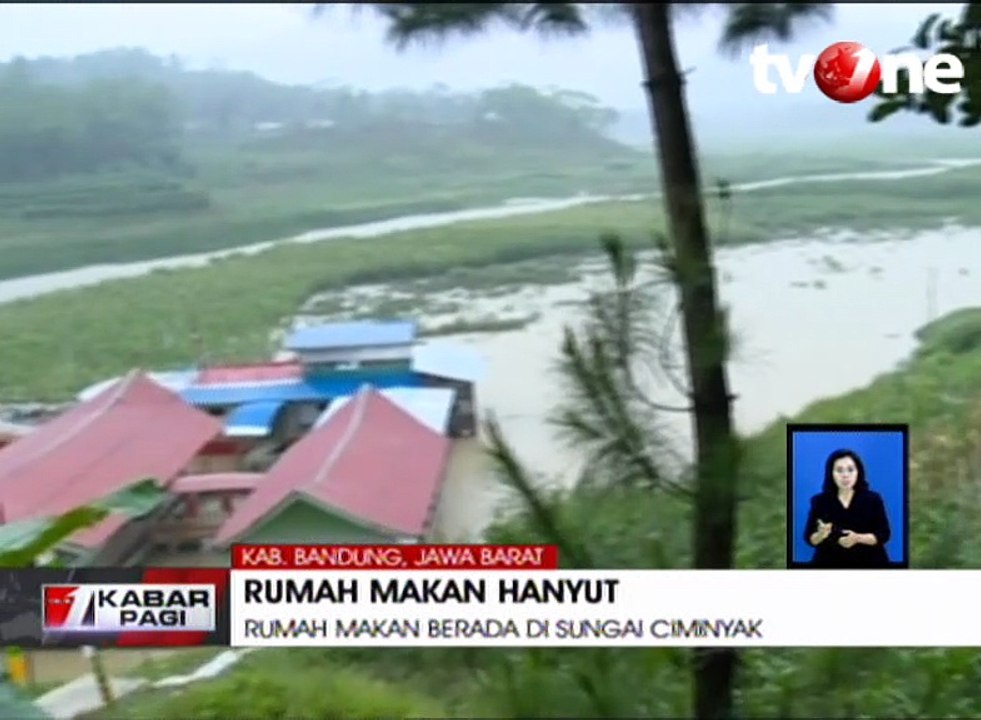 Rumah Makan Hanyut Diterjang Banjir