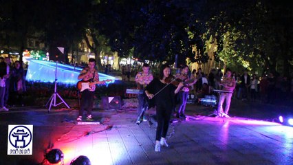 ca-pho-di-bo-lang-nguoi-khi tieng-violin-cua-co-gai-ay-cat-len