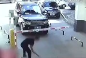 Ce Chinois pète un cable et détruit la barrière d'un parking à coup de pelle