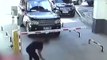 Ce Chinois pète un cable et détruit la barrière d'un parking à coup de pelle