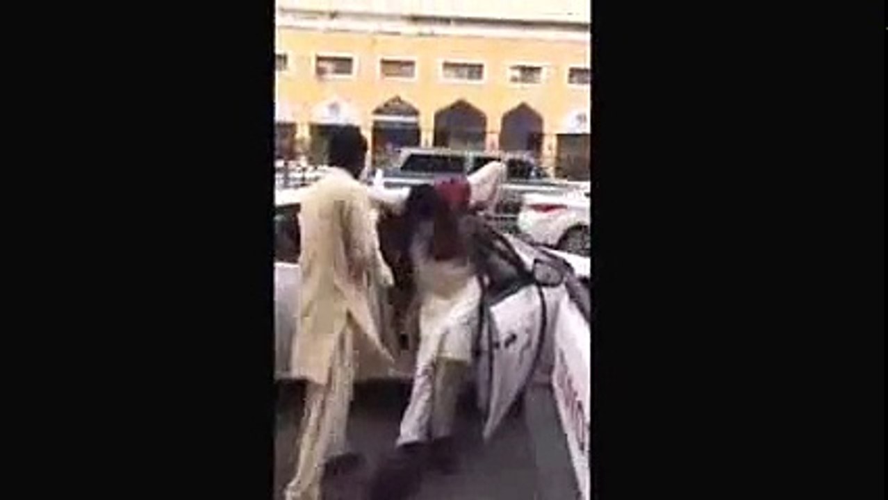 لن تصدق اطول رجل في العالم يركب سيارة صغيرة ضيقة جدا سبحان الله غرائب وعجائب