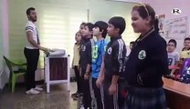 شاهد ... مُدرس مُوسيقى في احد مدارس العاصمة بغداد الأهلية يجتهد في تعليم الاطفال
