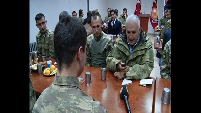 Başbakan Yıldırım, Dağlıca'da askerlerle yemek yedi