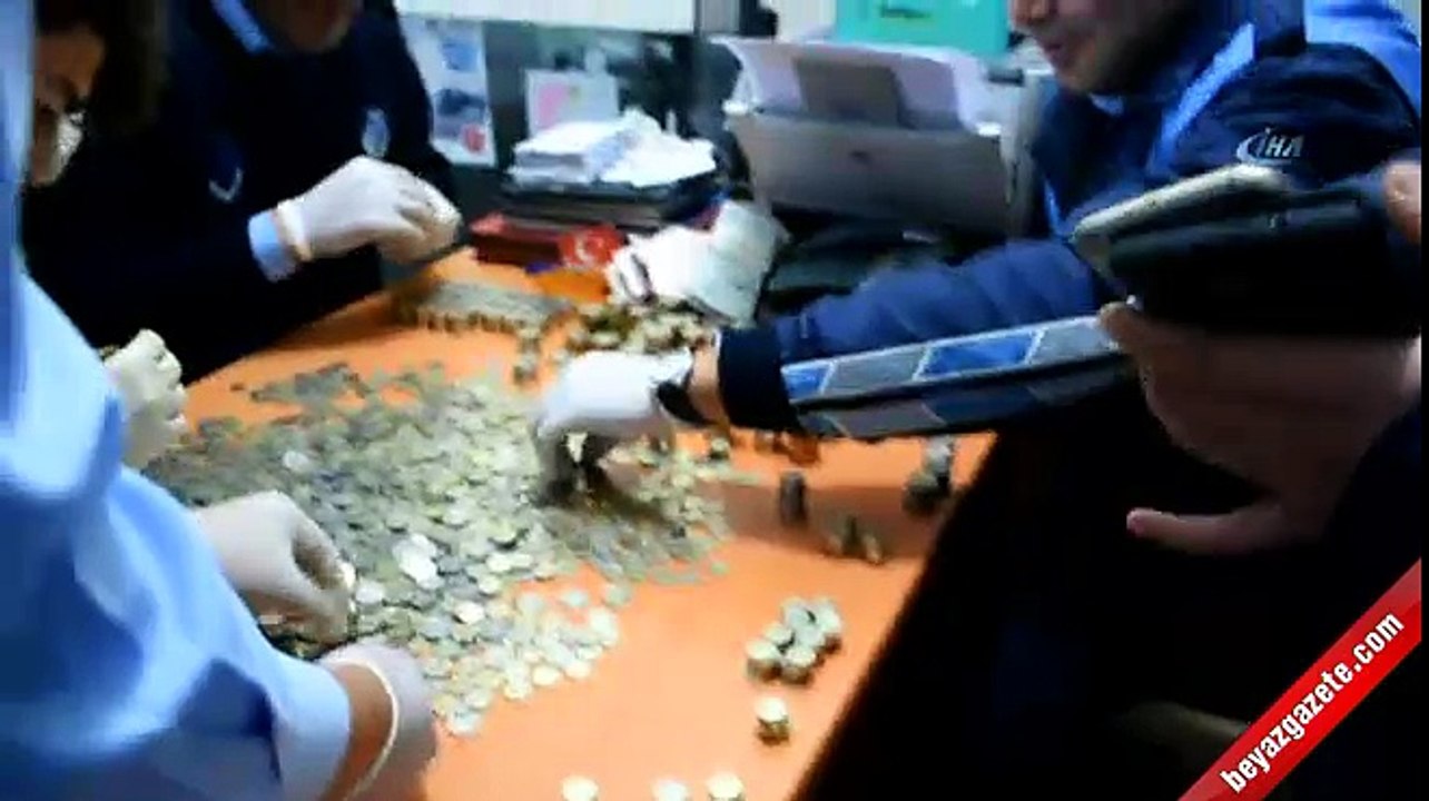 Dilencinin ceplerinden yüzlerce madeni para çıktı