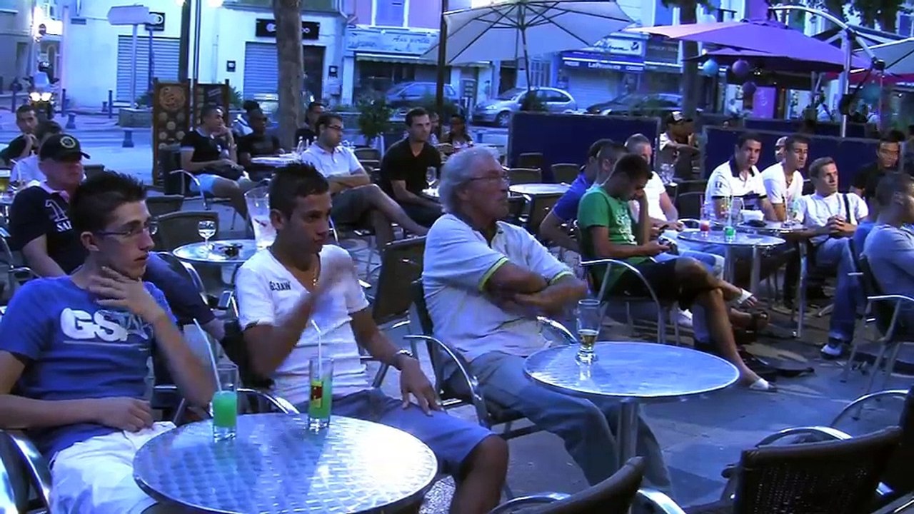 Les supporters étaient nombreux devant les écrans géants des bars du course