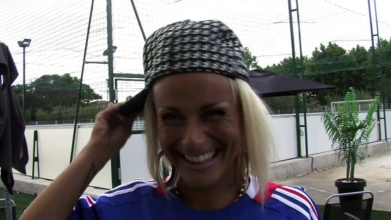 Maeva, une supportrice de l'équipe de France qui n'a pas froid... aux yeux.