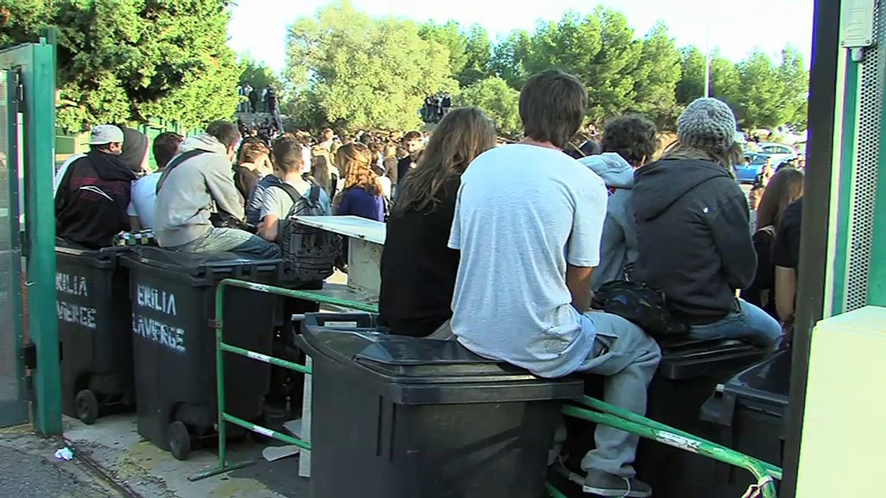 Des élèves opposés à l'installation de caméras bloquent l'entrée ce matin.