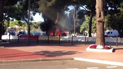 Trois voitures sont en train de brûler sur le parking du cimetière.