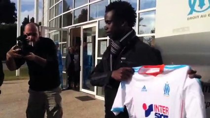 Modou Sougou montre son nouveau maillot à la presse