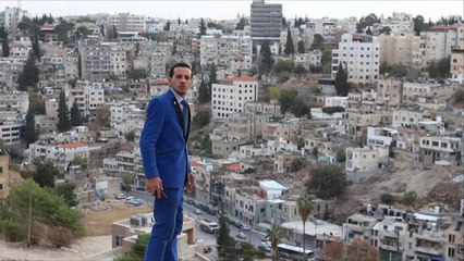 هذا الصباح-أردني يصمم بدلاته من أقمشة المقاعد والستائر