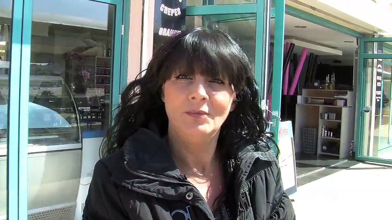 Des touristes et des commerçants heureux de voir arriver le soleil.