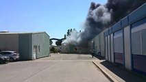 Le feu d'entrepôt à istres, filmé il y a quelques instants par un internaute.