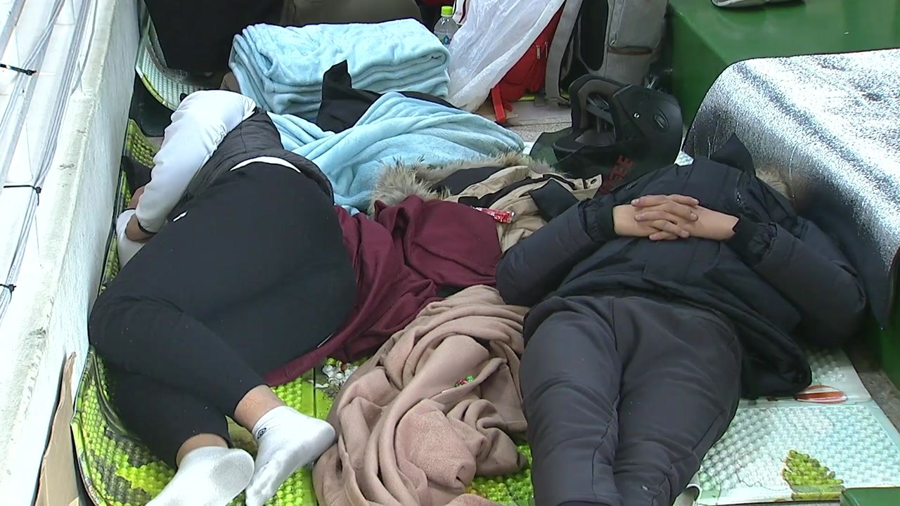 '체육관 집단생활' 큰 불편...내일 오전 분산 수용 / YTN