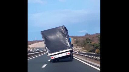 Ce camion manque de peu d'être renversé par les rafales de vent