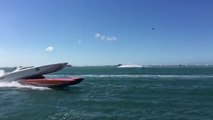Un bateau de course en percute un autre à grande vitesse pendant une course dans les Key West