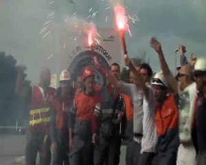 Les grutiers d'ArcelorMittal à l'entrée du site de Fos