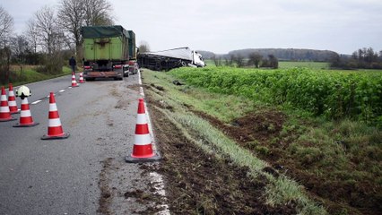 Philippeville: un camion sur le flanc sur la N97 à Vodecée