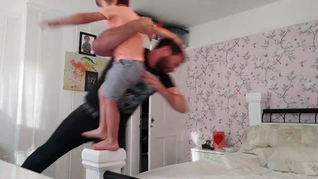 Un papa joue au catch avec son fils et c'est trop mignon!