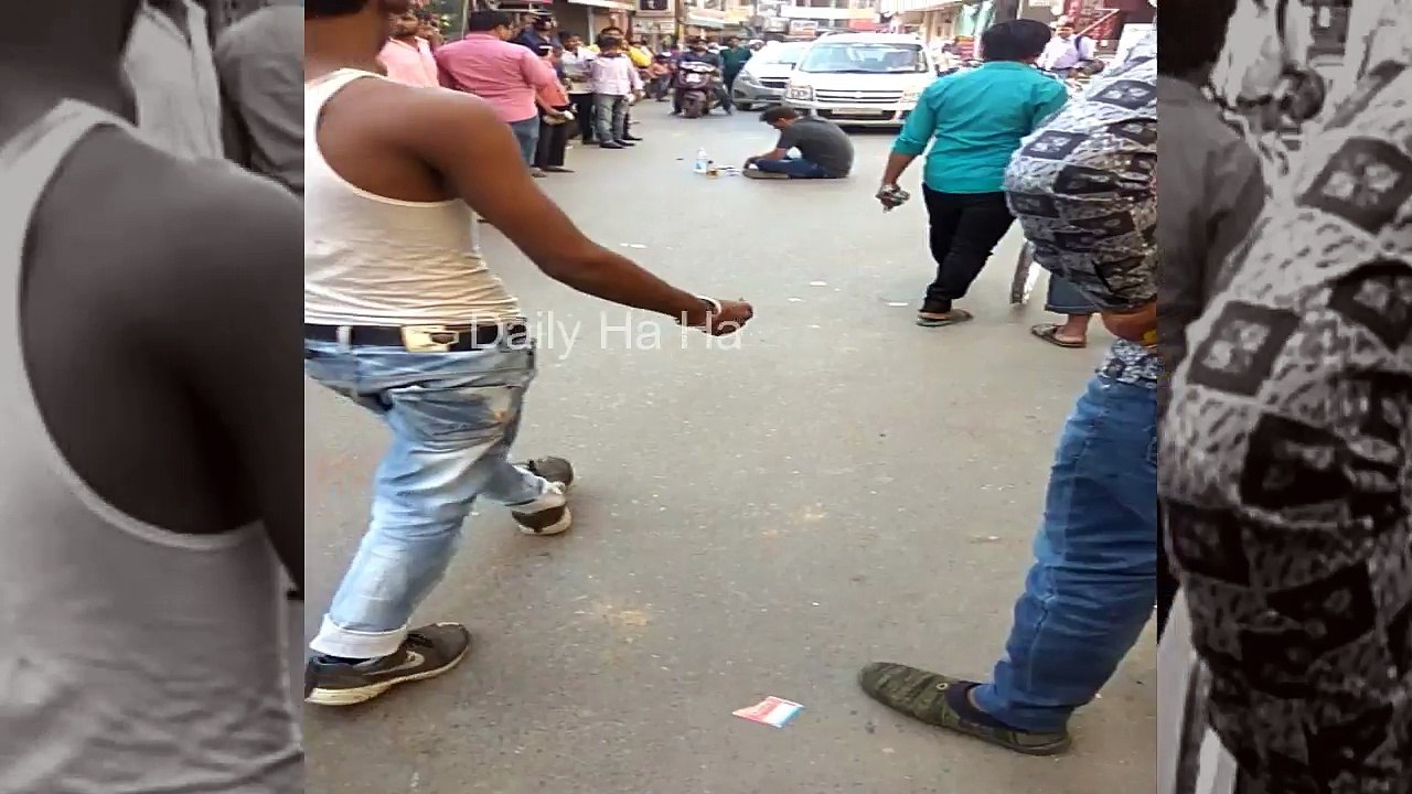 Man drinking on road, refuse to move aside viral video
