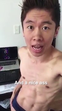 Yarı çıplak sevgili arayan cins çocuk