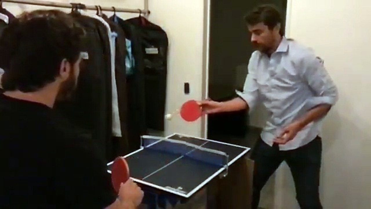 Pedro jugando mini ping pong con Nico Francella - 15 de Noviembre
