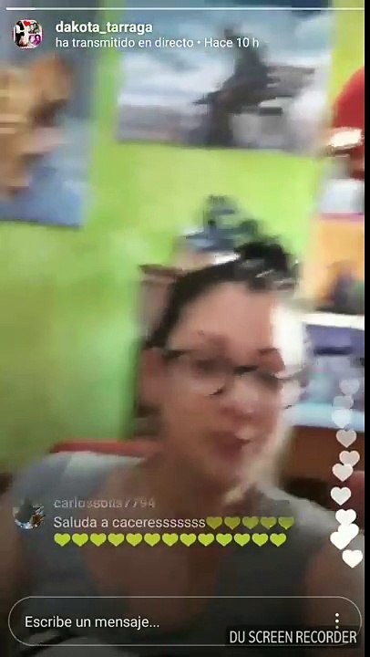 Dakota se fuma un cigarro