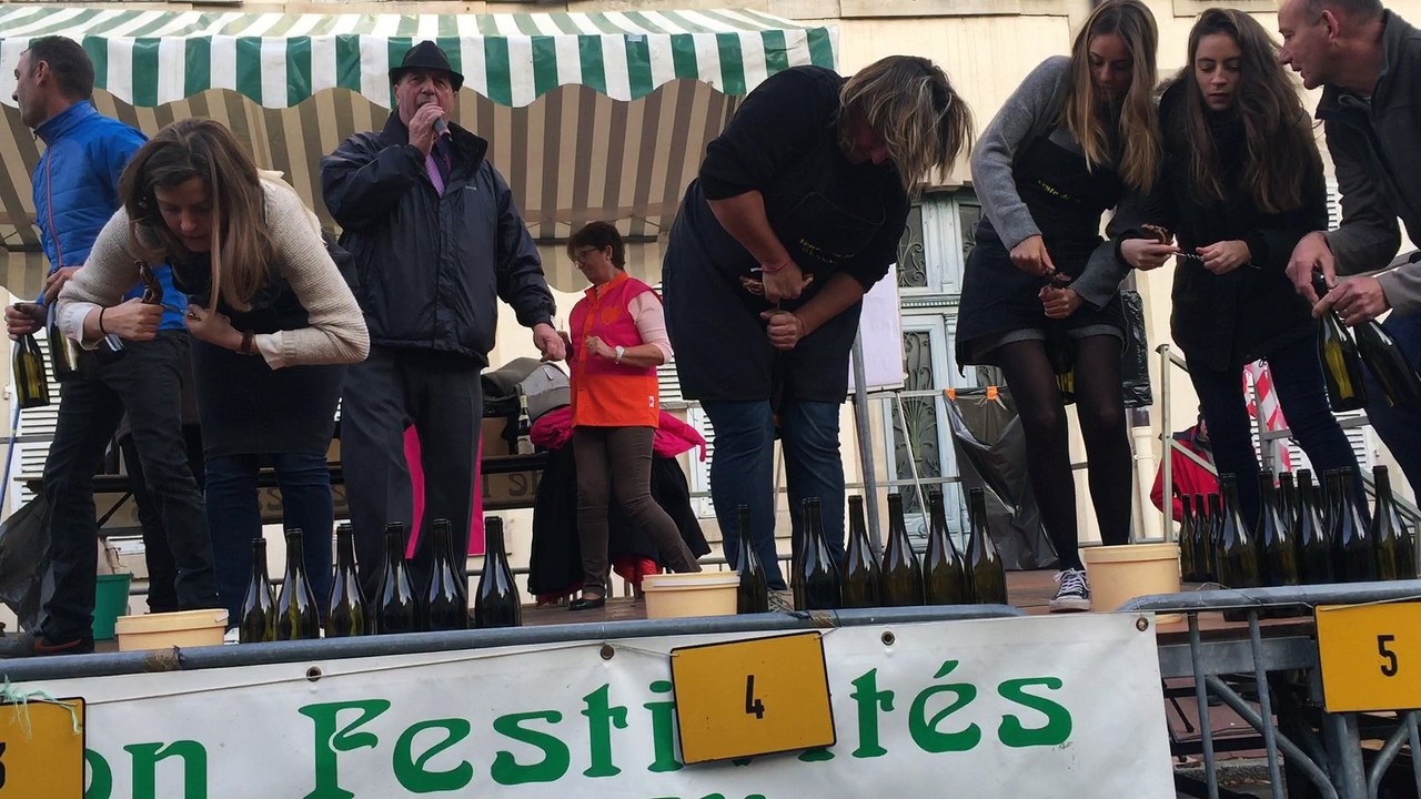 Beaune : concours de débouchage de bouteilles à la Vente des vins des hospices