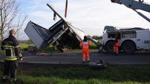 Philippeville: dépannage d'un camion sur le flanc sur la N97