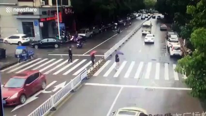 Ce que va faire ce conducteur est juste BEAU!!! Bravo à lui...